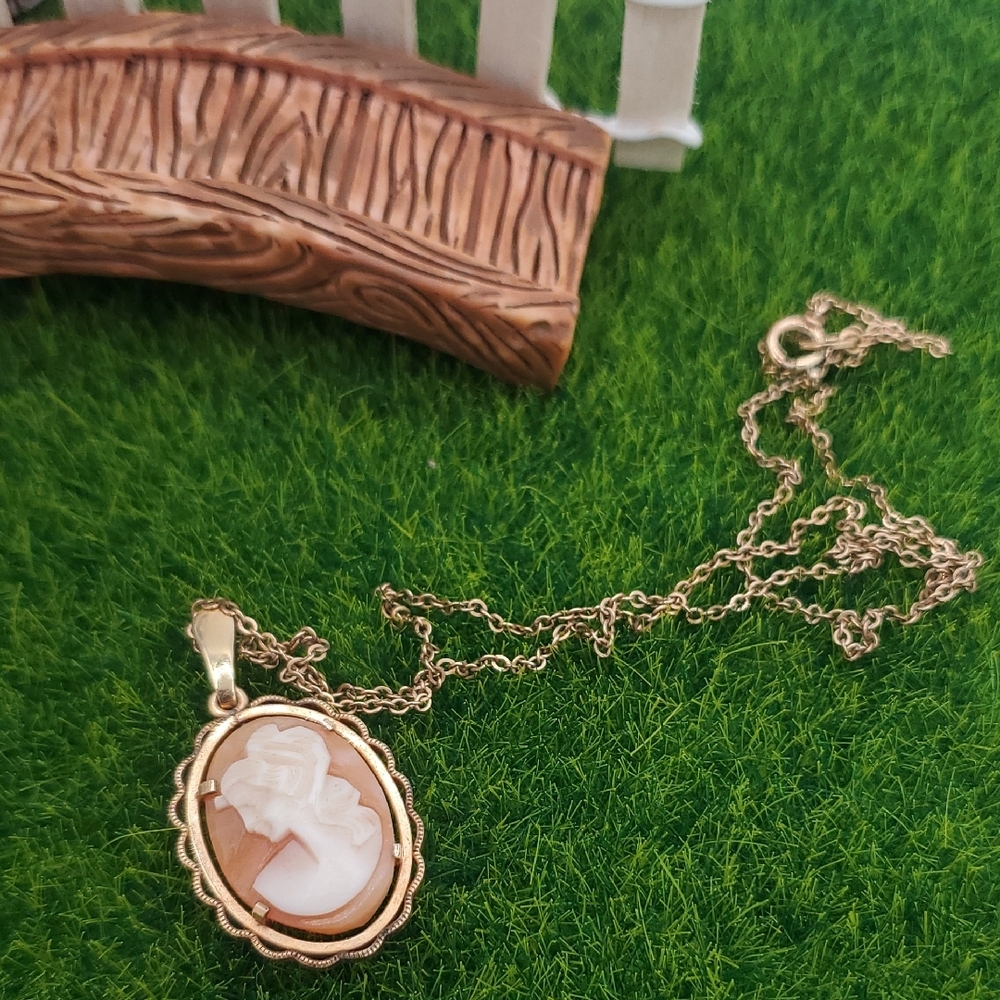 Krementz Elegant‎ Gold  Tone Cameo Pendant Necklace N3601